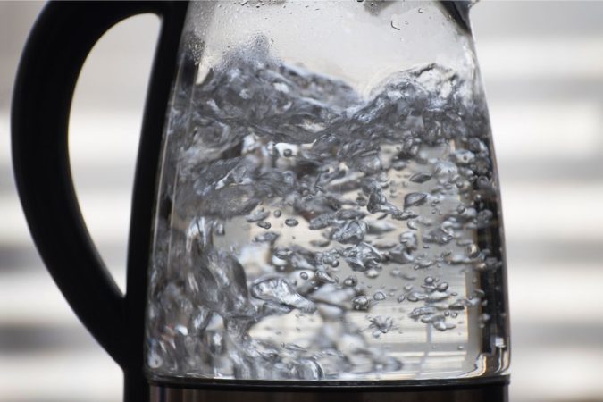 boiling water in kettle to remove chlorine
