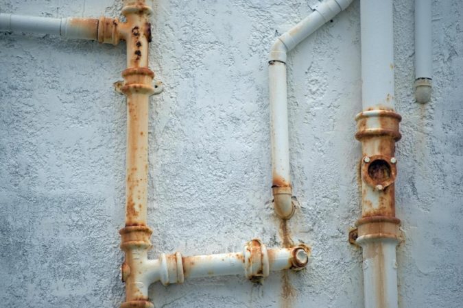 rusty water pipes causes brown well water